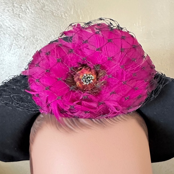 PRETTY 1940s\' BLACK FELT HAT WITH FUCHSIA FEATHER \
